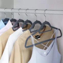 Shop SONGMICS 100 Cintres velours gris clair