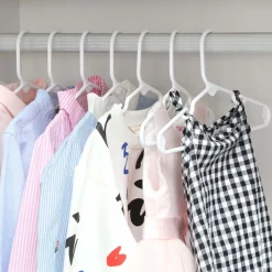 Store SONGMICS Lot de 50 cintres en plastique 41,6 x 21,4 cm pour armoire noir d'encre